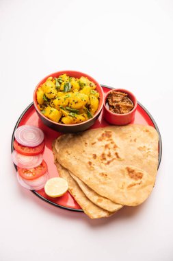 Hint Üçgeni 'nin düz ekmekli kuru patates sebze tarifi. Tikona paratha ya da parantha ile Aloo Sabji. Hint yemeği.