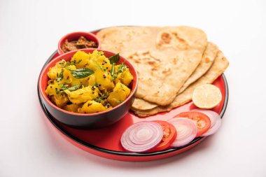 Hint Üçgeni 'nin düz ekmekli kuru patates sebze tarifi. Tikona paratha ya da parantha ile Aloo Sabji. Hint yemeği.