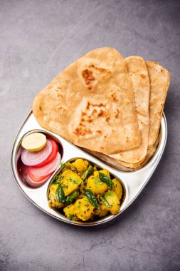 Hint Üçgeni 'nin düz ekmekli kuru patates sebze tarifi. Tikona paratha ya da parantha ile Aloo Sabji. Hint yemeği.