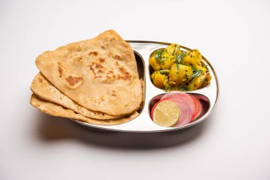 Hint Üçgeni 'nin düz ekmekli kuru patates sebze tarifi. Tikona paratha ya da parantha ile Aloo Sabji. Hint yemeği.