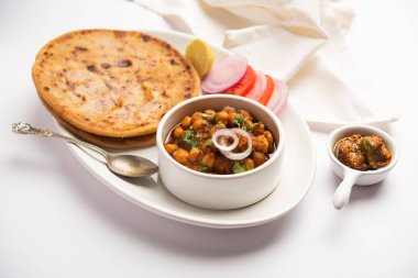 Chole with Aloo Paratha ya da Alu parantha, popüler Kuzey Hindistan yemeği tarifi mango turşusuyla servis edilir.