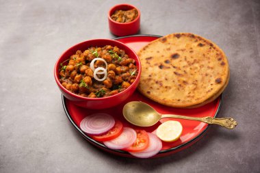 Chole with Aloo Paratha ya da Alu parantha, popüler Kuzey Hindistan yemeği tarifi mango turşusuyla servis edilir.