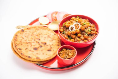 Chole with Aloo Paratha ya da Alu parantha, popüler Kuzey Hindistan yemeği tarifi mango turşusuyla servis edilir.