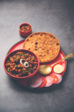 Chole with Aloo Paratha ya da Alu parantha, popüler Kuzey Hindistan yemeği tarifi mango turşusuyla servis edilir.