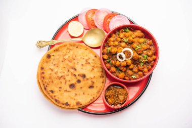 Chole with Aloo Paratha ya da Alu parantha, popüler Kuzey Hindistan yemeği tarifi mango turşusuyla servis edilir.