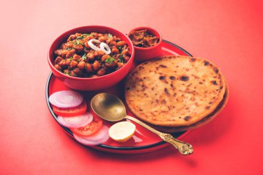 Chole with Aloo Paratha ya da Alu parantha, popüler Kuzey Hindistan yemeği tarifi mango turşusuyla servis edilir.