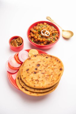 Chole with Aloo Paratha ya da Alu parantha, popüler Kuzey Hindistan yemeği tarifi mango turşusuyla servis edilir.