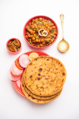 Chole with Aloo Paratha ya da Alu parantha, popüler Kuzey Hindistan yemeği tarifi mango turşusuyla servis edilir.