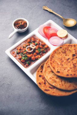 Chole with Aloo Paratha ya da Alu parantha, popüler Kuzey Hindistan yemeği tarifi mango turşusuyla servis edilir.