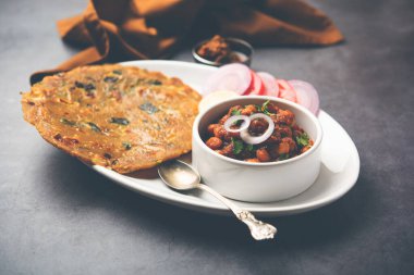 Baharatlı nohut masala ya da Pyaj Paratha ya da Bahar Soğanı Parantha ve mango turşulu köri.