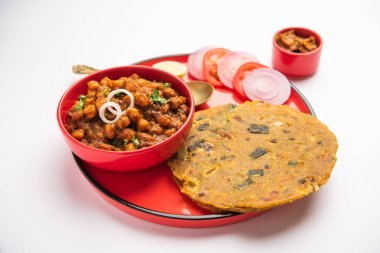 Baharatlı nohut masala ya da Pyaj Paratha ya da Bahar Soğanı Parantha ve mango turşulu köri.