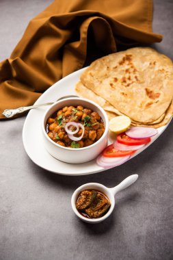 Tikona Paratha ya da Chole, Choley ya da Chana Masala ile Üçgen Parotha