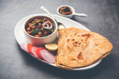 Tikona Paratha ya da Chole, Choley ya da Chana Masala ile Üçgen Parotha