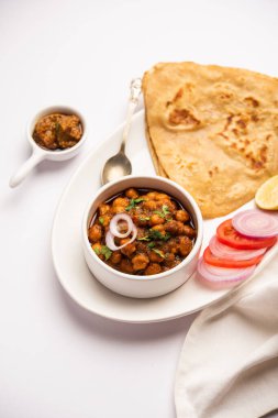 Tikona Paratha ya da Chole, Choley ya da Chana Masala ile Üçgen Parotha