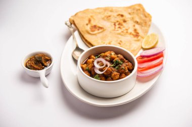 Tikona Paratha ya da Chole, Choley ya da Chana Masala ile Üçgen Parotha