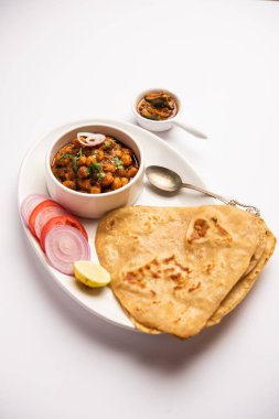 Tikona Paratha ya da Chole, Choley ya da Chana Masala ile Üçgen Parotha
