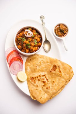 Tikona Paratha ya da Chole, Choley ya da Chana Masala ile Üçgen Parotha