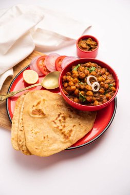 Tikona Paratha ya da Chole, Choley ya da Chana Masala ile Üçgen Parotha