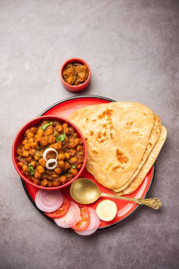 Tikona Paratha ya da Chole, Choley ya da Chana Masala ile Üçgen Parotha