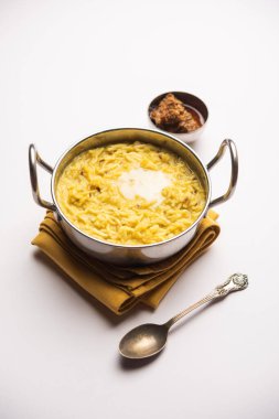 Ghee ile Dal Khichdi Fry kasede servis ediliyor. Lezzetli bir Hint yemeği. seçici odak