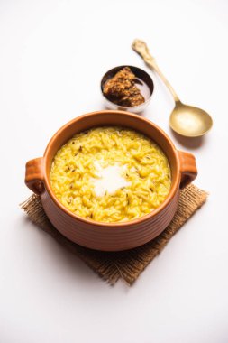 Ghee ile Dal Khichdi Fry kasede servis ediliyor. Lezzetli bir Hint yemeği. seçici odak