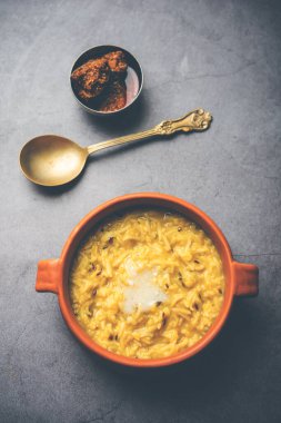 Ghee ile Dal Khichdi Fry kasede servis ediliyor. Lezzetli bir Hint yemeği. seçici odak