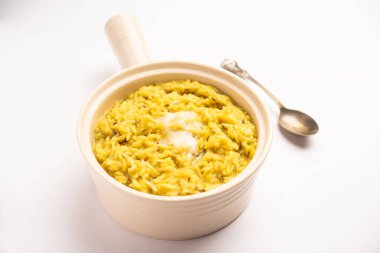 Ghee ile Dal Khichdi Fry kasede servis ediliyor. Lezzetli bir Hint yemeği. seçici odak