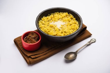 Ghee ile Dal Khichdi Fry kasede servis ediliyor. Lezzetli bir Hint yemeği. seçici odak