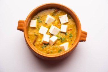 Paneer Dal kızartması sarı mercimek masala batırılmış süzme peynir küplerinin bir karışımıdır. Bir kasede servis edilir.