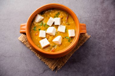 Paneer Dal kızartması sarı mercimek masala batırılmış süzme peynir küplerinin bir karışımıdır. Bir kasede servis edilir.