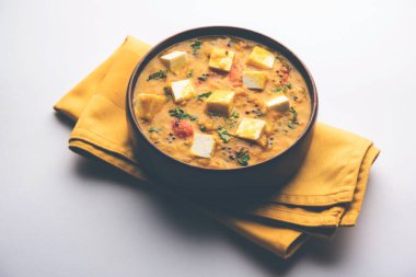 Paneer Dal kızartması sarı mercimek masala batırılmış süzme peynir küplerinin bir karışımıdır. Bir kasede servis edilir.