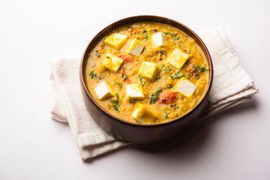 Paneer Dal kızartması sarı mercimek masala batırılmış süzme peynir küplerinin bir karışımıdır. Bir kasede servis edilir.
