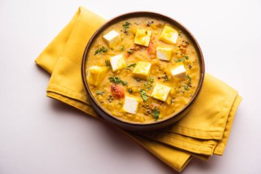 Paneer Dal kızartması sarı mercimek masala batırılmış süzme peynir küplerinin bir karışımıdır. Bir kasede servis edilir.