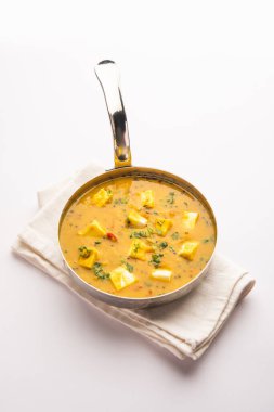 Paneer Dal kızartması sarı mercimek masala batırılmış süzme peynir küplerinin bir karışımıdır. Bir kasede servis edilir.
