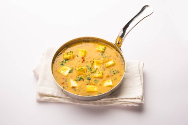 Paneer Dal kızartması sarı mercimek masala batırılmış süzme peynir küplerinin bir karışımıdır. Bir kasede servis edilir.