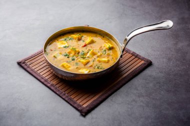 Paneer Dal kızartması sarı mercimek masala batırılmış süzme peynir küplerinin bir karışımıdır. Bir kasede servis edilir.