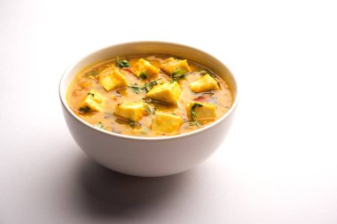 Paneer Dal kızartması sarı mercimek masala batırılmış süzme peynir küplerinin bir karışımıdır. Bir kasede servis edilir.