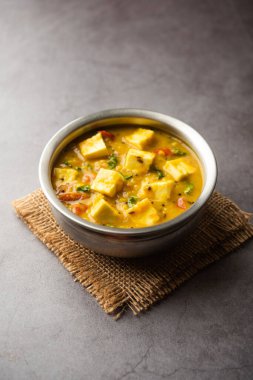 Paneer Dal kızartması sarı mercimek masala batırılmış süzme peynir küplerinin bir karışımıdır. Bir kasede servis edilir.