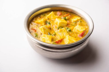 Paneer Dal kızartması sarı mercimek masala batırılmış süzme peynir küplerinin bir karışımıdır. Bir kasede servis edilir.