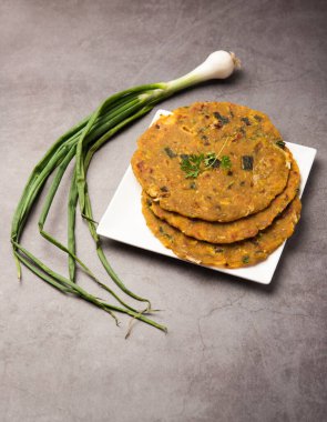 Pyaj Parantha ya da soğan paratha, Pakistan 'da bir tabakta servis edilen Hint mutfağıdır.
