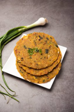 Pyaj Parantha ya da soğan paratha, Pakistan 'da bir tabakta servis edilen Hint mutfağıdır.