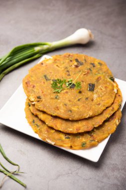 Pyaj Parantha ya da soğan paratha, Pakistan 'da bir tabakta servis edilen Hint mutfağıdır.