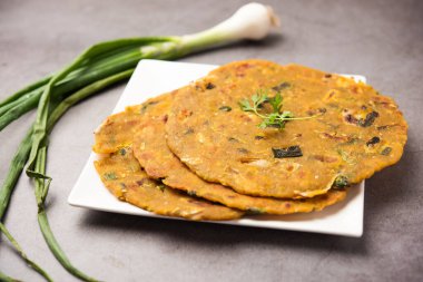 Pyaj Parantha ya da soğan paratha, Pakistan 'da bir tabakta servis edilen Hint mutfağıdır.