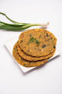 Pyaj Parantha ya da soğan paratha, Pakistan 'da bir tabakta servis edilen Hint mutfağıdır.