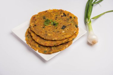 Pyaj Parantha ya da soğan paratha, Pakistan 'da bir tabakta servis edilen Hint mutfağıdır.