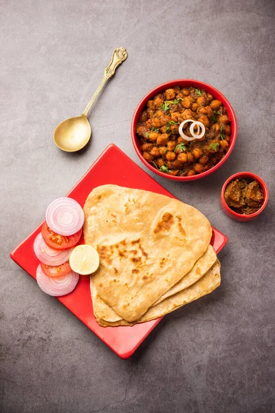 Tikona Paratha或Triangle Parotha Chole Choley Chana Masala — 图库照片