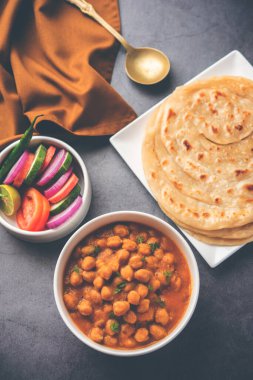 Chole veya Chana Masala ile Paratha, baharatlı baharatlı köri laccha parantha ile servis edilir. Popüler Kuzey Hint Tabağı