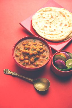 Chole veya Chana Masala ile Paratha, baharatlı baharatlı köri laccha parantha ile servis edilir. Popüler Kuzey Hint Tabağı