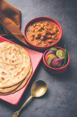 Chole veya Chana Masala ile Paratha, baharatlı baharatlı köri laccha parantha ile servis edilir. Popüler Kuzey Hint Tabağı