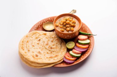 Chole veya Chana Masala ile Paratha, baharatlı baharatlı köri laccha parantha ile servis edilir. Popüler Kuzey Hint Tabağı